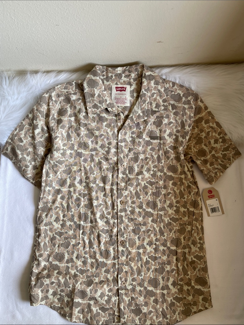 Levi's Boys Short-Sleeve Camo Button-Up Shirt in Beige. Size Large.NWT